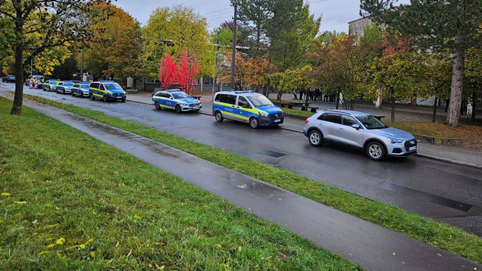 Die Polizei hat am Morgen die Schule in Vaihingen durchsucht.Foto: Andreas Rosar /Fotoagentur Stuttgart/Andreas Rosar /Fotoagentur Stuttgart