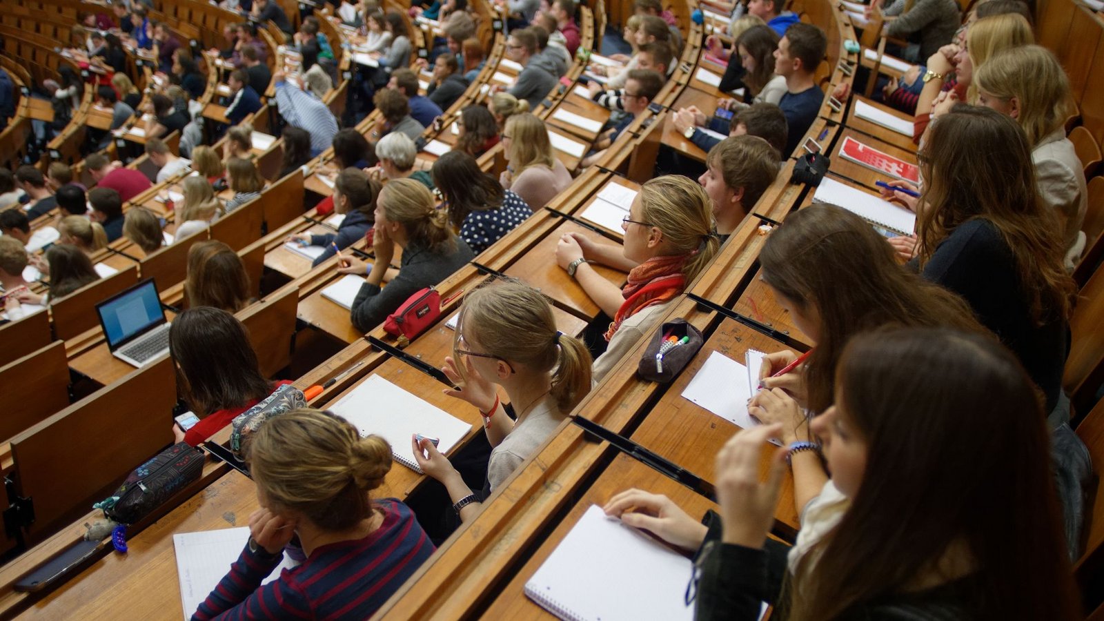 Studenten und Studentinnen während einer Vorlesung.Foto: Swen Pförtner/dpa