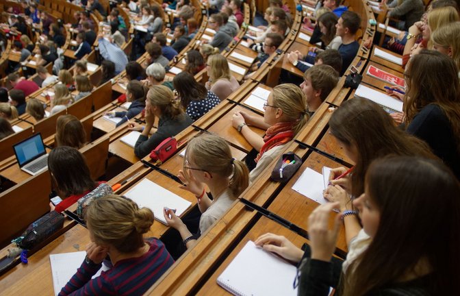 Studenten und Studentinnen während einer Vorlesung.<span class='image-autor'>Foto: Swen Pförtner/dpa</span>