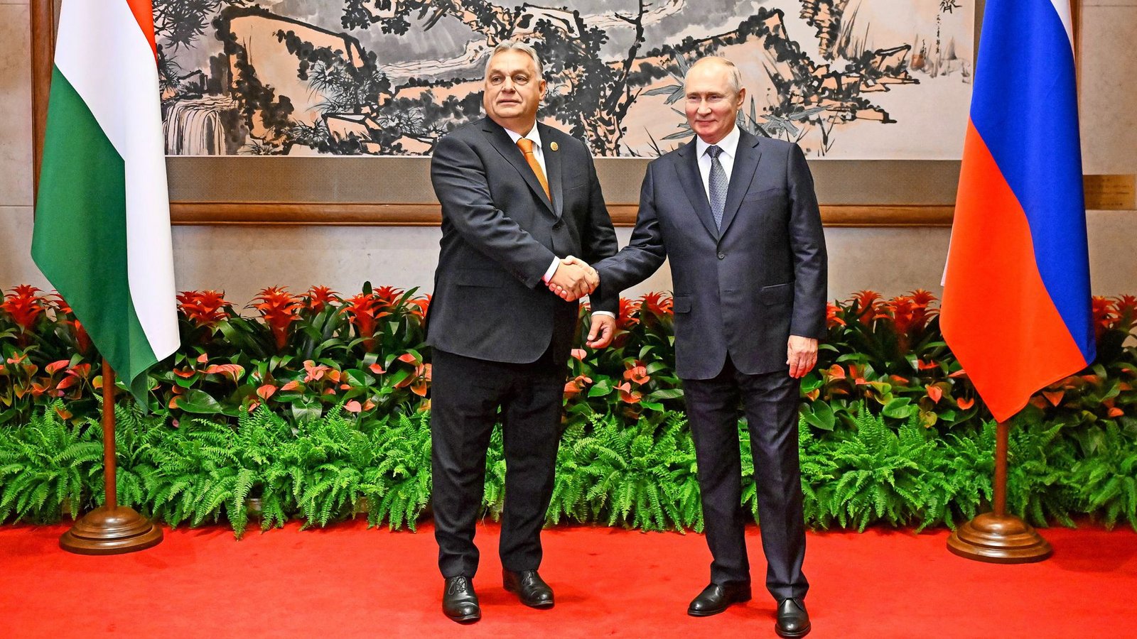 Ungarns Premier Orban und Russlands Präsident Putin sind sich freundschaftlich zugetan. Dass dieser Umstand der EU in diesen Zeiten nicht gefällt, lässt den Mann Budapest kalt.Foto: IMAGO/ITAR-TASS Ungarns Premier Orban und Russlands Präsident Putin sind sich freundschaftlich zugetan. Dass dieser Umstand der EU in diesen Zeiten nicht gefällt, lässt den Mann Budapest kalt.Foto: IMAGO/ITAR-TASS