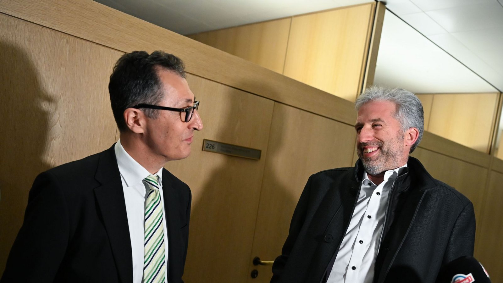 Cem Özdemir (links) und Boris Palmer am Montagabend im Landtag.Foto: Katharina Kausche/dpa Cem Özdemir (links) und Boris Palmer am Montagabend im Landtag.Foto: Katharina Kausche/dpa