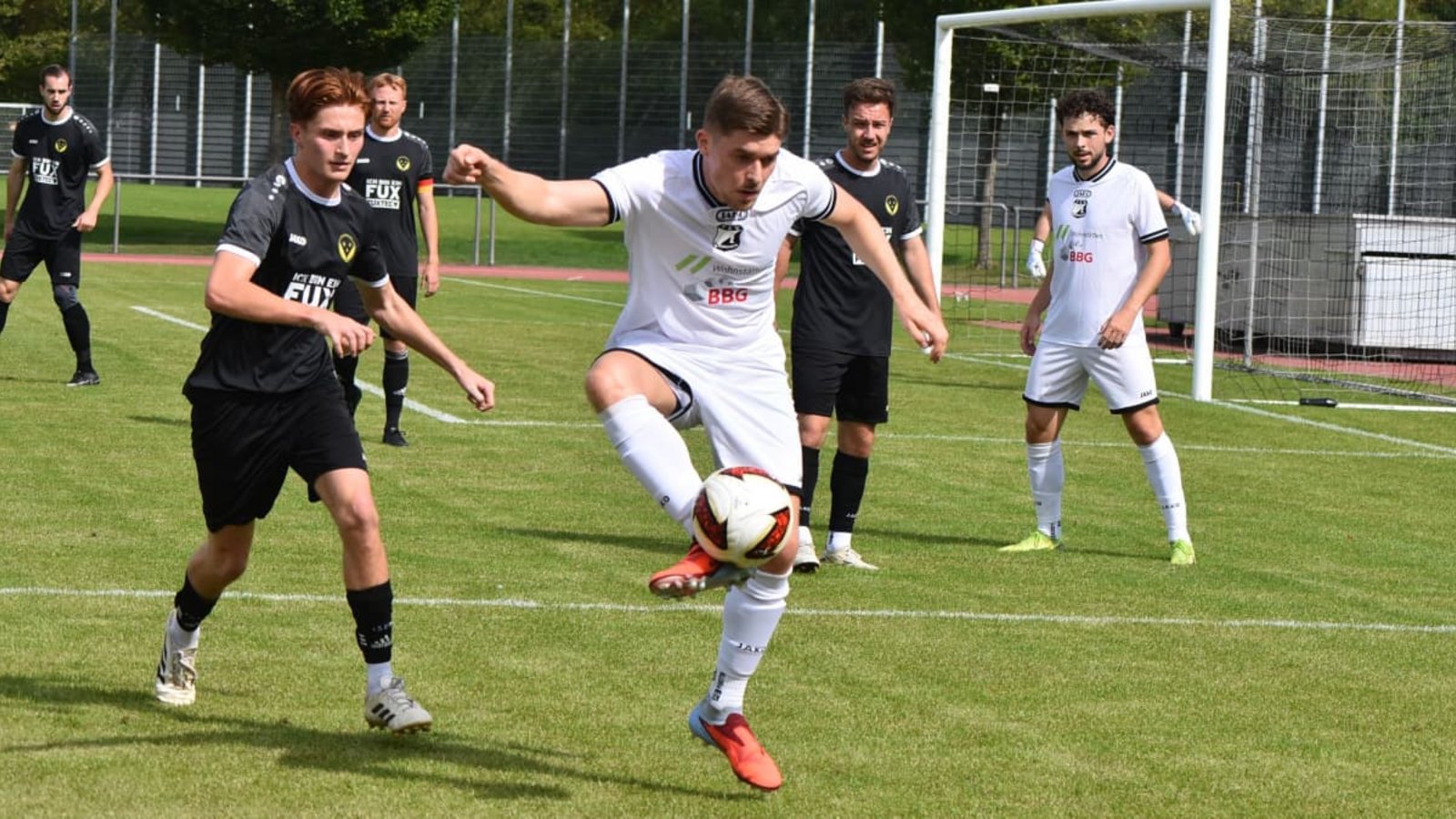 Gleich mal ein kleiner Dämpfer gegen den Vizemeister der Vorsaison: Bezirksliga-Absteiger TSV Dagersheim (in Weiß) versemmelte den Auftakt mit einem 2:3 daheim gegen die SpVgg Aidlingen.Michael Schwartz Gleich mal ein kleiner Dämpfer gegen den Vizemeister der Vorsaison: Bezirksliga-Absteiger TSV Dagersheim (in Weiß) versemmelte den Auftakt mit einem 2:3 daheim gegen die SpVgg Aidlingen.Michael Schwartz