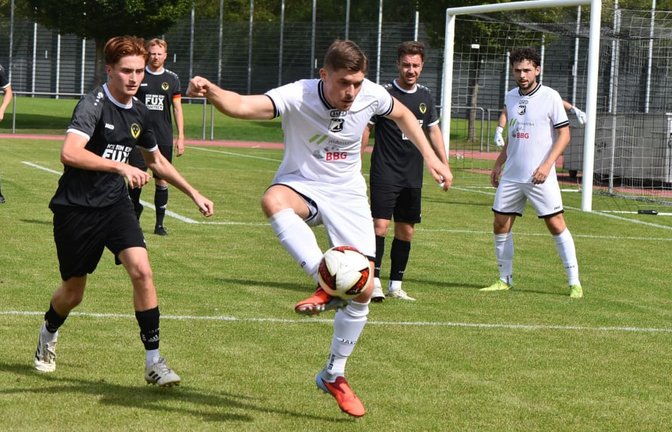 Gleich mal ein kleiner Dämpfer gegen den Vizemeister der Vorsaison: Bezirksliga-Absteiger TSV Dagersheim (in Weiß) versemmelte den Auftakt mit einem 2:3 daheim gegen die SpVgg Aidlingen.<span class='image-autor'>Michael Schwartz</span>