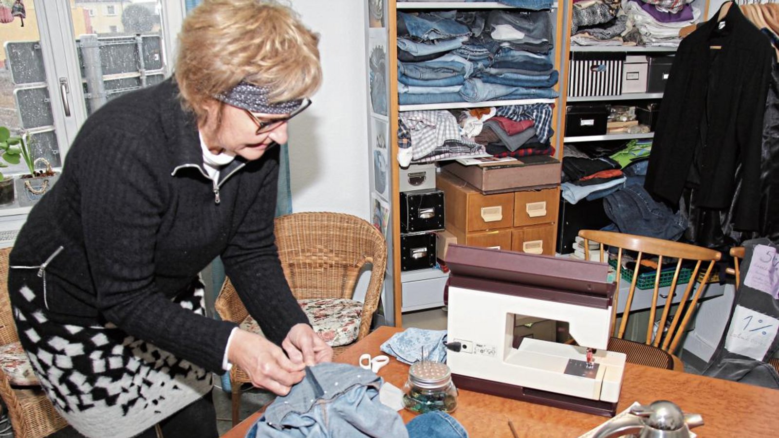 Nur weil ein Kleidungsstück kaputt ist, muss es nicht zwingend in den Müll. Birgit Steinert zeigt in ihrem Repair-Café, wie man Kleidung wieder in Schuss bringt. Die Frau, die diese Hose mitgebracht hat, ist begeistert. „Die Birgit kann alles“, schwärmt sie.   Foto: Rostek