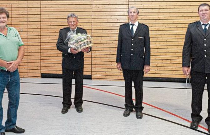 Bürgermeister Karlheinz Oehler (von links) dankte dem langjährigen Kommandanten Roland Baral und gratulierte dem neu gewählten Nachfolger Ralph Küppers gemeinsam mit dem Interimskommandanten Stefan Fechner.  Foto: Fotomoment