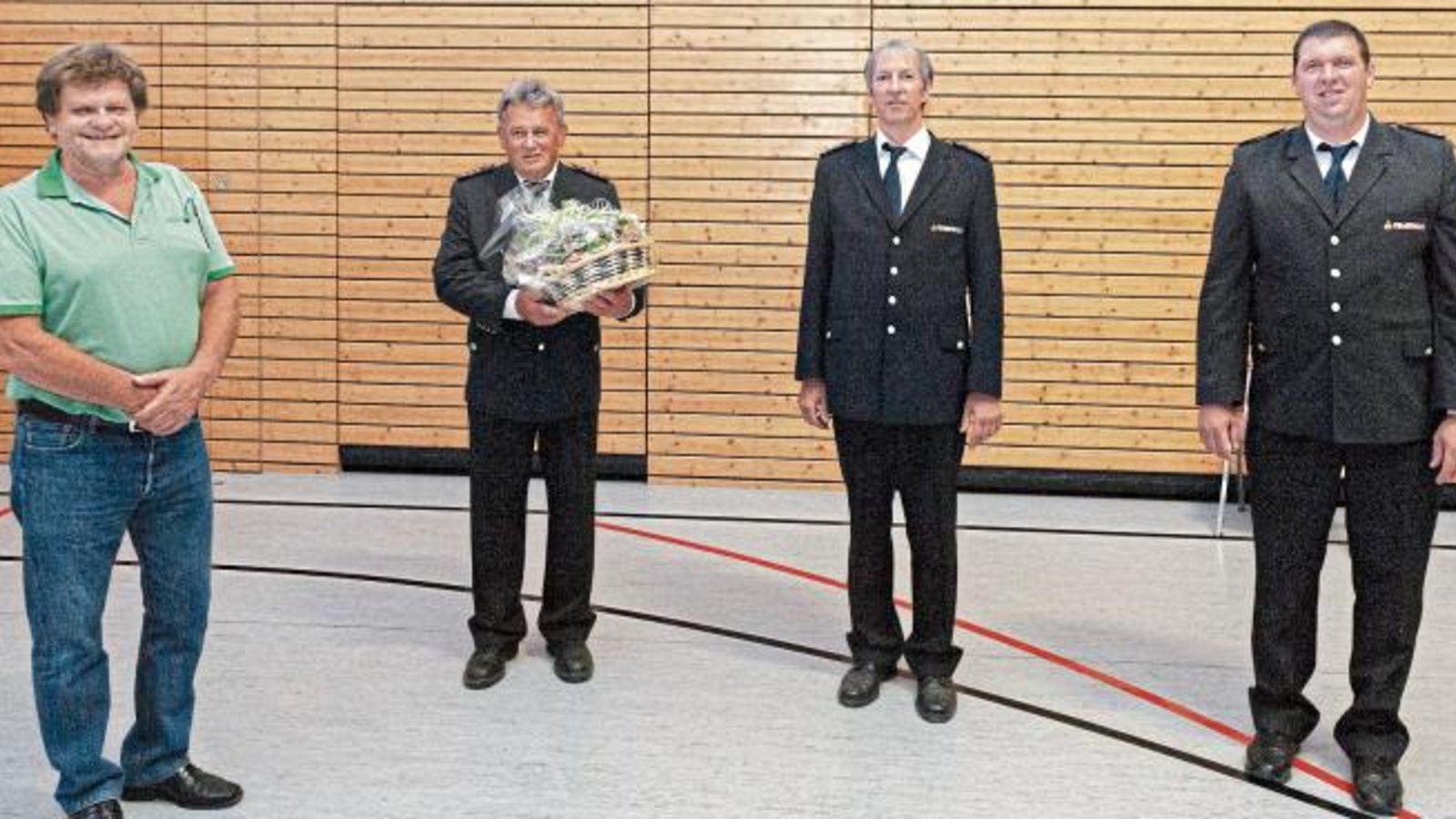 Bürgermeister Karlheinz Oehler (von links) dankte dem langjährigen Kommandanten Roland Baral und gratulierte dem neu gewählten Nachfolger Ralph Küppers gemeinsam mit dem Interimskommandanten Stefan Fechner.  Foto: Fotomoment