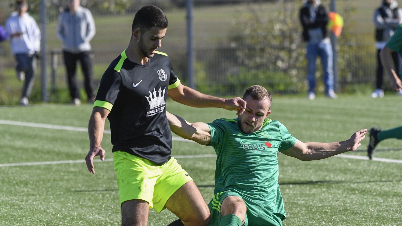 Der Iptinger Manuel Staib (rechts) versucht, seinem Enzweihinger Kontrahenten David Hanzouli den Ball abnzunehmen. Foto: Leitner Der Iptinger Manuel Staib (rechts) versucht, seinem Enzweihinger Kontrahenten David Hanzouli den Ball abnzunehmen. Foto: Leitner