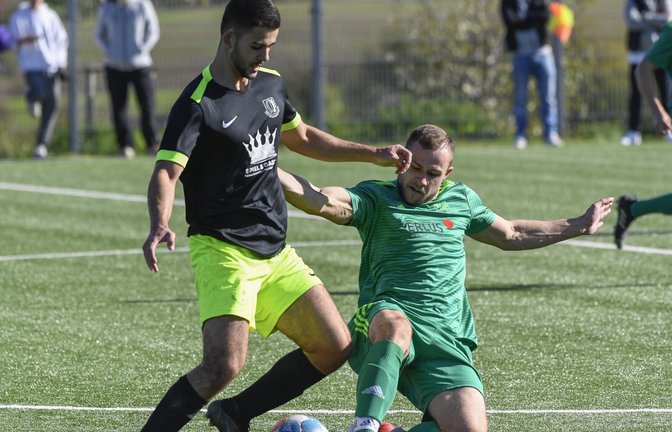 Der Iptinger Manuel Staib (rechts) versucht, seinem Enzweihinger Kontrahenten David Hanzouli den Ball abnzunehmen. <span class='image-autor'>Foto: Leitner</span>