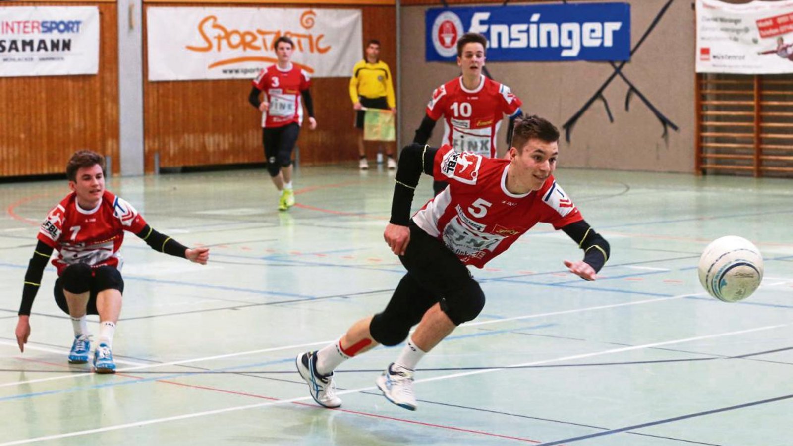Bei der vorletzten Aktion des Endspiels hechtet sich Johannes Jungclaussen zwar noch nach dem Ball, erreicht ihn aber nicht richtig. Fotos: Küppers Bei der vorletzten Aktion des Endspiels hechtet sich Johannes Jungclaussen zwar noch nach dem Ball, erreicht ihn aber nicht richtig. Fotos: Küppers