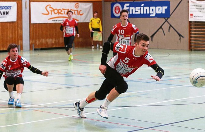 Bei der vorletzten Aktion des Endspiels hechtet sich Johannes Jungclaussen zwar noch nach dem Ball, erreicht ihn aber nicht richtig.   Fotos: Küppers