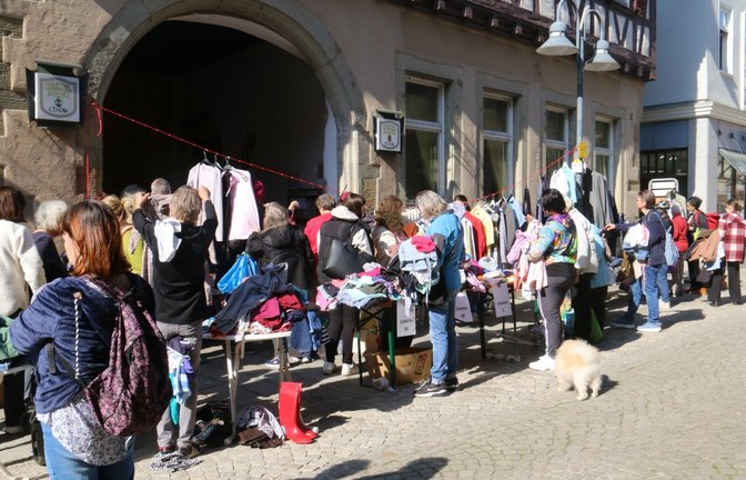 Der Kleidertausch der Initiative „Raum für Alle“ erfreut sich großer Beliebtheit. Besucherinnen und Besucher bringen aussortierte T-Shirts und Co. und nehmen von anderen abgegebene Kleidungsstücke wieder mit.  <span class='image-autor'>Foto: Müller</span>