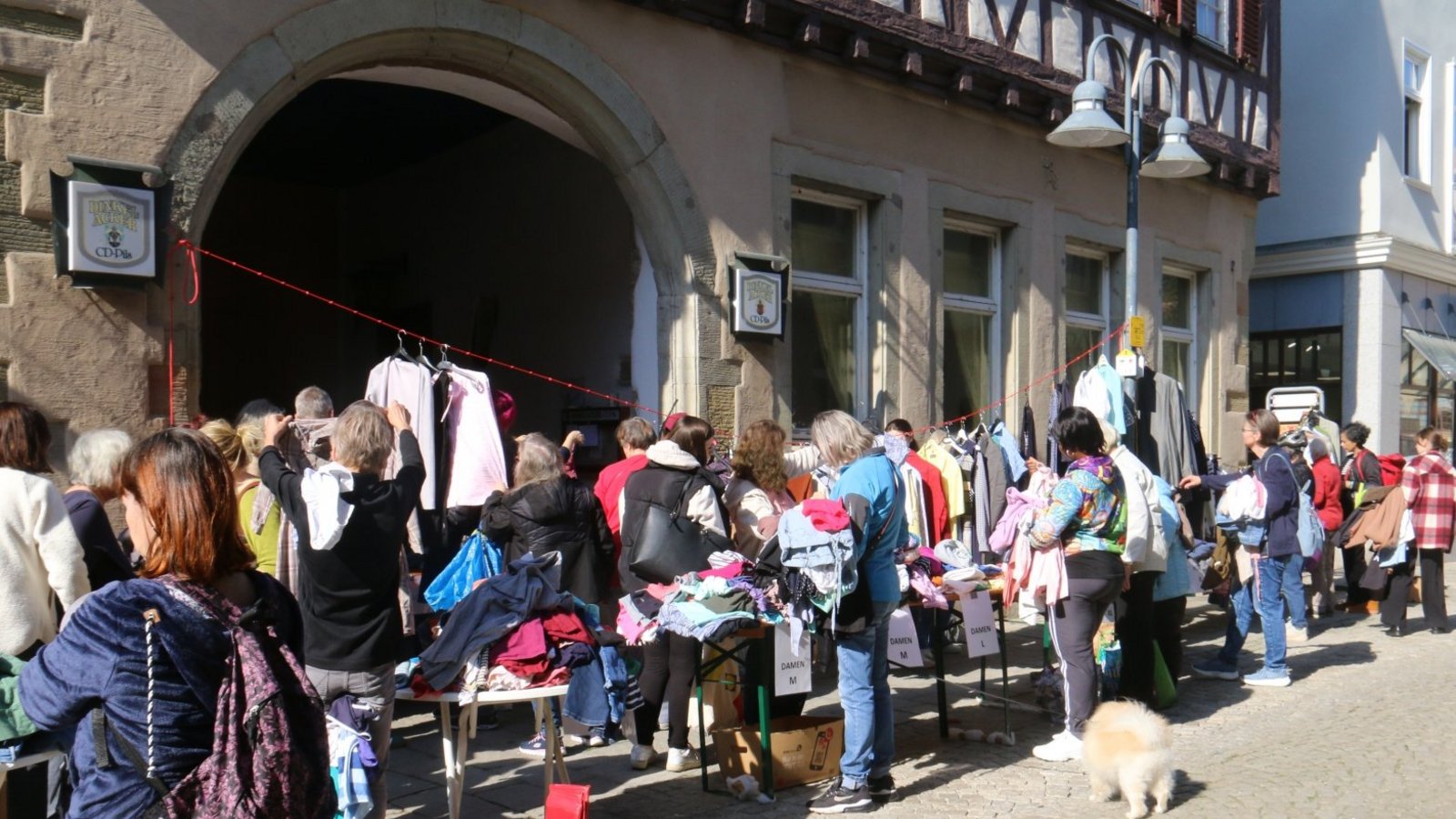 Der Kleidertausch der Initiative „Raum für Alle“ erfreut sich großer Beliebtheit. Besucherinnen und Besucher bringen aussortierte T-Shirts und Co. und nehmen von anderen abgegebene Kleidungsstücke wieder mit.  Foto: Müller
