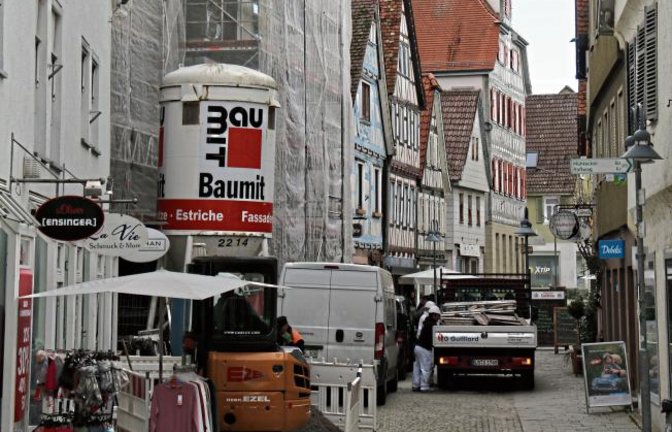 Zur Verlegung von Stromkabeln für den Neubau der Kreissparkasse ist die Vaihinger Fußgängerzone zwischen der Abzweigung der Auricher Straße und der Raichengasse bis voraussichtlich Freitag für den Verkehr gesperrt. Für Fußgänger gilt das aber nicht: Rechts und links der Arbeitsstelle ist ein gesicherter Durchgang möglich.  Foto: Rücker