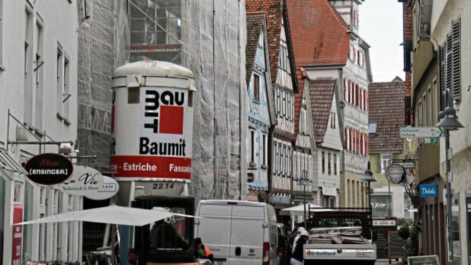 Zur Verlegung von Stromkabeln für den Neubau der Kreissparkasse ist die Vaihinger Fußgängerzone zwischen der Abzweigung der Auricher Straße und der Raichengasse bis voraussichtlich Freitag für den Verkehr gesperrt. Für Fußgänger gilt das aber nicht: Rechts und links der Arbeitsstelle ist ein gesicherter Durchgang möglich. Foto: Rücker Zur Verlegung von Stromkabeln für den Neubau der Kreissparkasse ist die Vaihinger Fußgängerzone zwischen der Abzweigung der Auricher Straße und der Raichengasse bis voraussichtlich Freitag für den Verkehr gesperrt. Für Fußgänger gilt das aber nicht: Rechts und links der Arbeitsstelle ist ein gesicherter Durchgang möglich. Foto: Rücker