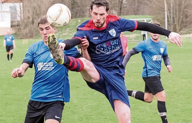 Matthias Kloz von der SGM Roßwag/Mühlhausen kommt vor Vaihingens Adam Juhasz an den Ball, verliert aber doch mit 1:3. Foto: Simecek