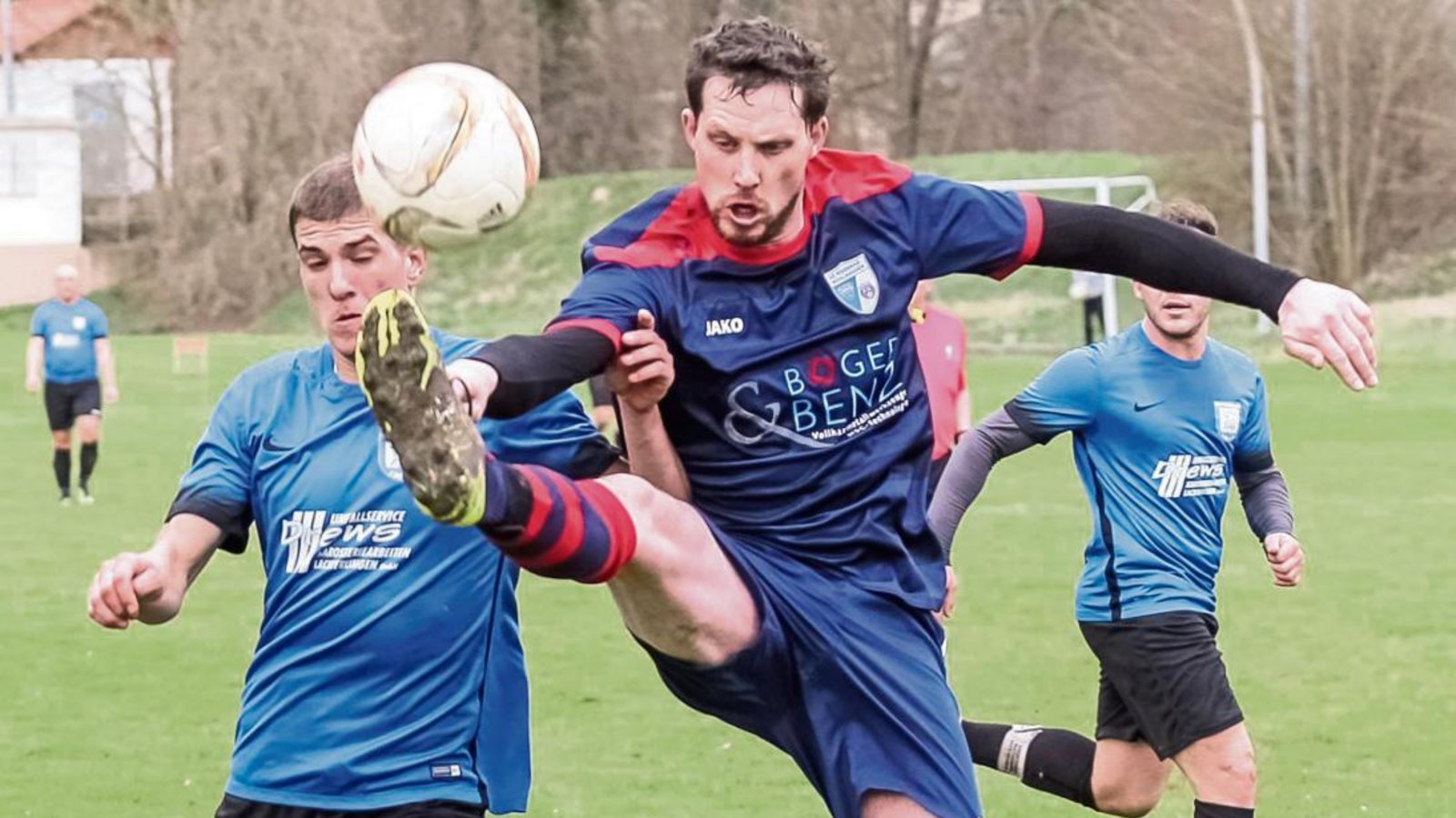 Matthias Kloz von der SGM Roßwag/Mühlhausen kommt vor Vaihingens Adam Juhasz an den Ball, verliert aber doch mit 1:3. Foto: Simecek Matthias Kloz von der SGM Roßwag/Mühlhausen kommt vor Vaihingens Adam Juhasz an den Ball, verliert aber doch mit 1:3. Foto: Simecek