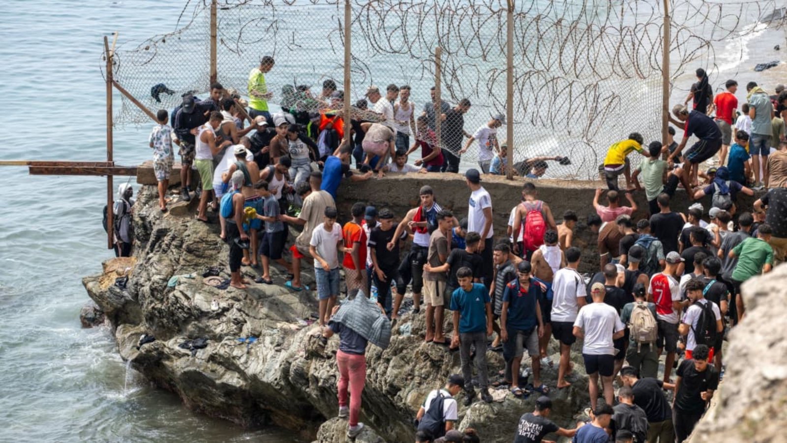 Löcher im Zaun: Zehntausende Migranten machten sich am 31. August aus Richtung Marokko auf, um übers Meer oder durch den Zaun&nbsp; in die spanische Exklave Ceuta zu gelangen.STR/AP/dpa