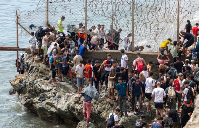 Löcher im Zaun: Zehntausende Migranten machten sich am 31. August aus Richtung Marokko auf, um übers Meer oder durch den Zaun&nbsp; in die spanische Exklave Ceuta zu gelangen.<span class='image-autor'>STR/AP/dpa</span>
