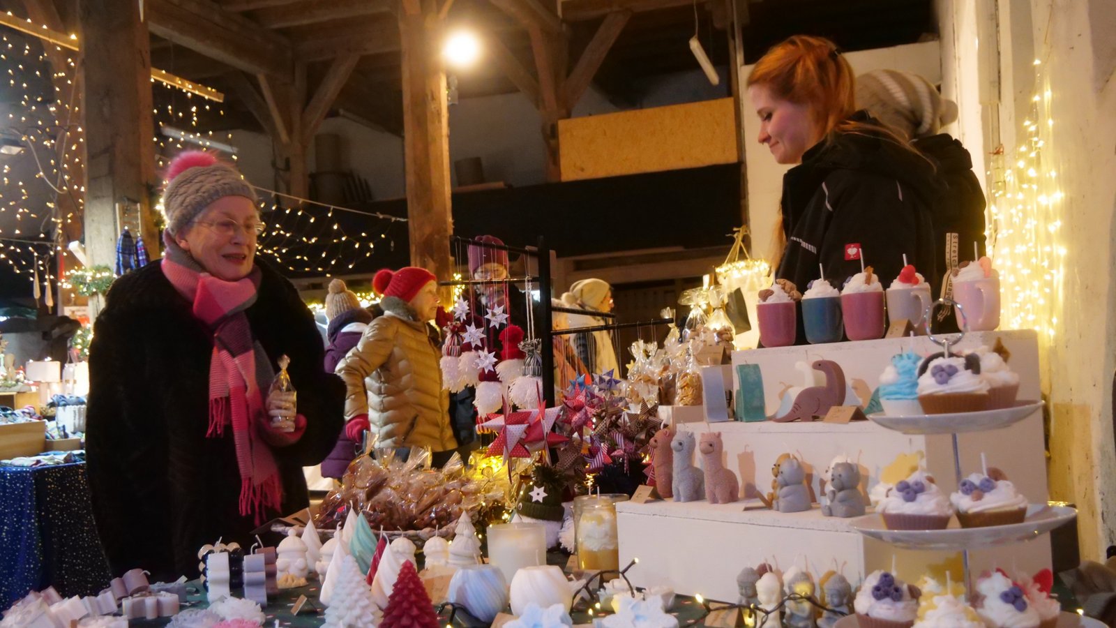 Kerzen in allen Formen: Deko-Artikel werden auf dem llinger Weihnachtsmarkt reichlich angeboten.