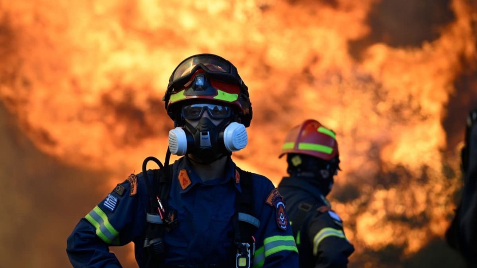 Ein Feuerwehrmann steht vor den lodernden Flammen eines Waldbrands in der Nähe von Porto Germeno, nordwestlich von Athen.Michael Varaklas/AP/dpa Ein Feuerwehrmann steht vor den lodernden Flammen eines Waldbrands in der Nähe von Porto Germeno, nordwestlich von Athen.Michael Varaklas/AP/dpa