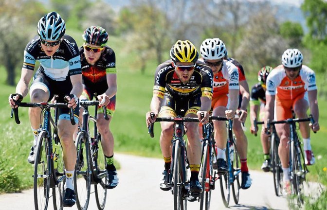 Alexander Krieger (links) lässt auf einzelnen Etappen Straßenweltmeister wie Philippe Gilbert oder Caleb Ewan hinter sich. Foto: Archiv/Haumesser