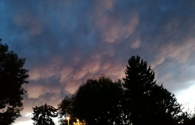 Beeindruckendes Wetterphänomen: Mammatuswolken am abendlichen Himmel über Vaihingen.  <span class='image-autor'>Foto: Banholzer</span>