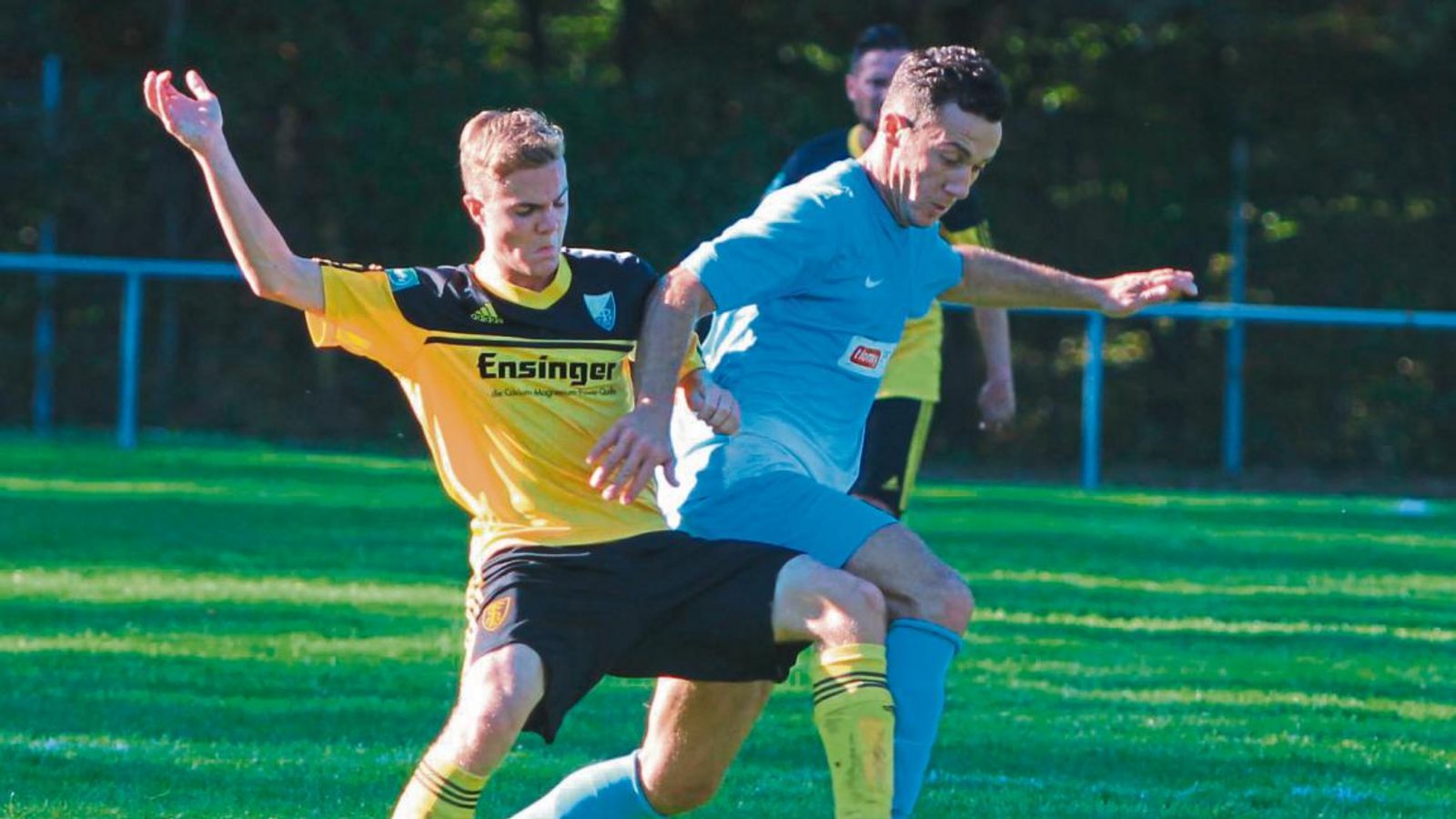 Ensingens Dominik Urbani (links) stört Timur Cakmak und spitzelt dem VfB-Stürmer den Ball vom Fuß. Foto: Nachreiner Ensingens Dominik Urbani (links) stört Timur Cakmak und spitzelt dem VfB-Stürmer den Ball vom Fuß. Foto: Nachreiner