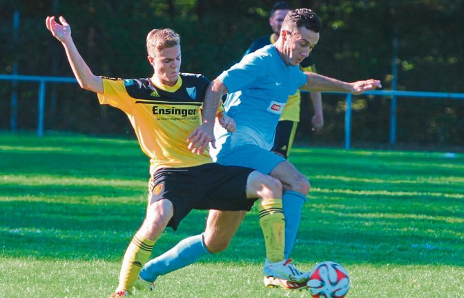 Ensingens Dominik Urbani (links) stört Timur Cakmak und spitzelt dem VfB-Stürmer den Ball vom Fuß. Foto: Nachreiner