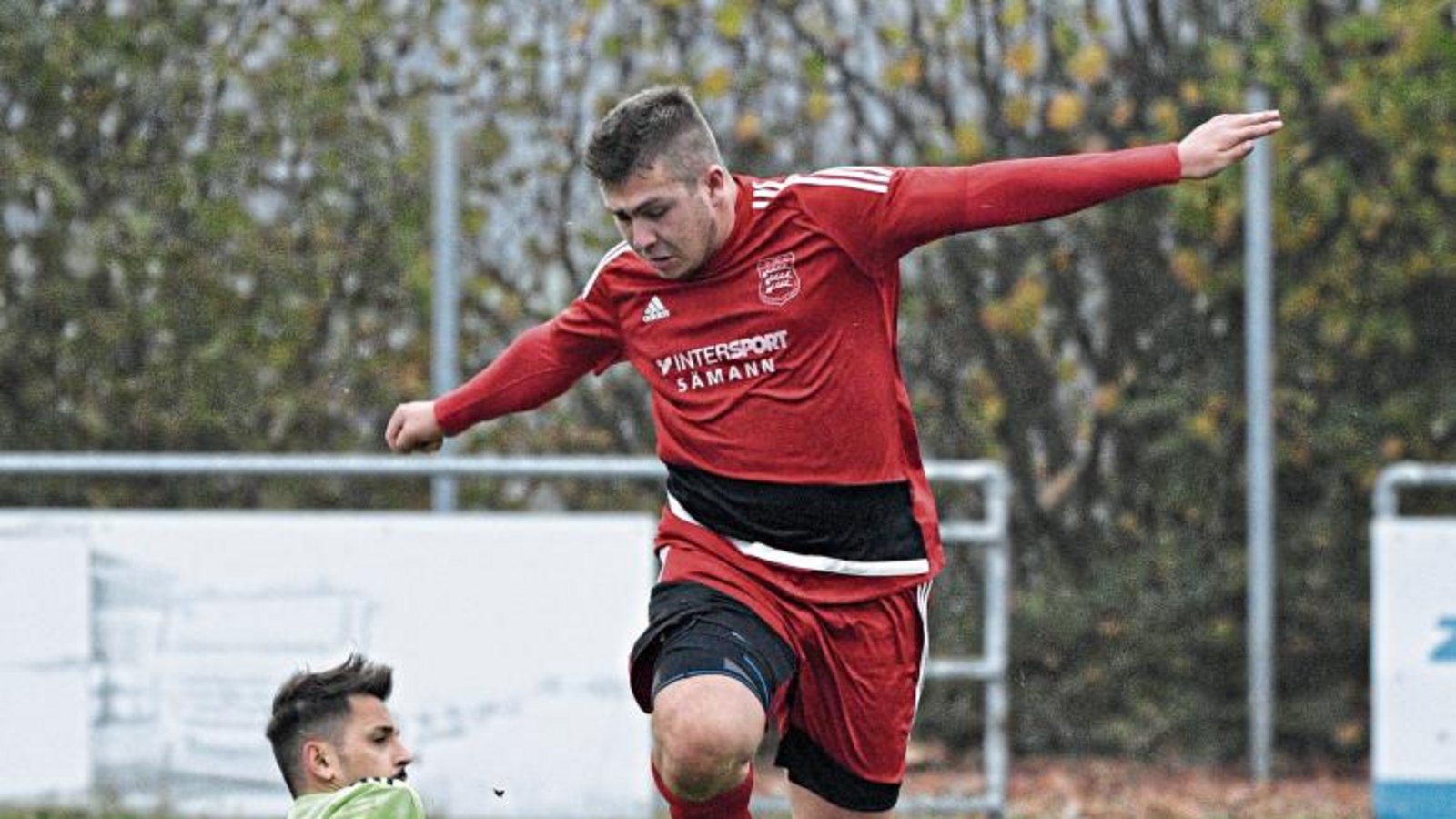Marvin Prohaska vom TSV Großglattbach überspringt Dario Josip Cucchiara vom SV Walheim. Der Stürmer erzielte den wichtigen Ausgleich zum zwischenzeitlichen 1:1. Foto: Leitner Marvin Prohaska vom TSV Großglattbach überspringt Dario Josip Cucchiara vom SV Walheim. Der Stürmer erzielte den wichtigen Ausgleich zum zwischenzeitlichen 1:1. Foto: Leitner