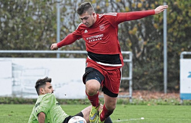 Marvin Prohaska vom TSV Großglattbach überspringt Dario Josip Cucchiara vom SV Walheim. Der Stürmer erzielte den wichtigen Ausgleich zum zwischenzeitlichen 1:1. Foto: Leitner