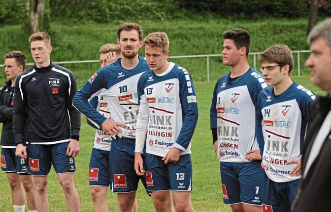 TVV-Trainer Markus Knodel (von rechts) geht die Partie gegen den TV Augsburg unter anderem mit Jakob Kilpper, der nach seinen Prüfungen wieder zur Verfügung steht, Michael Knodel, Tobias Maurer, Tobias Knodel, Maximilian Zöhrer, Jakob Mahn und Jacob Jungclaussen an. Foto: Nachreiner