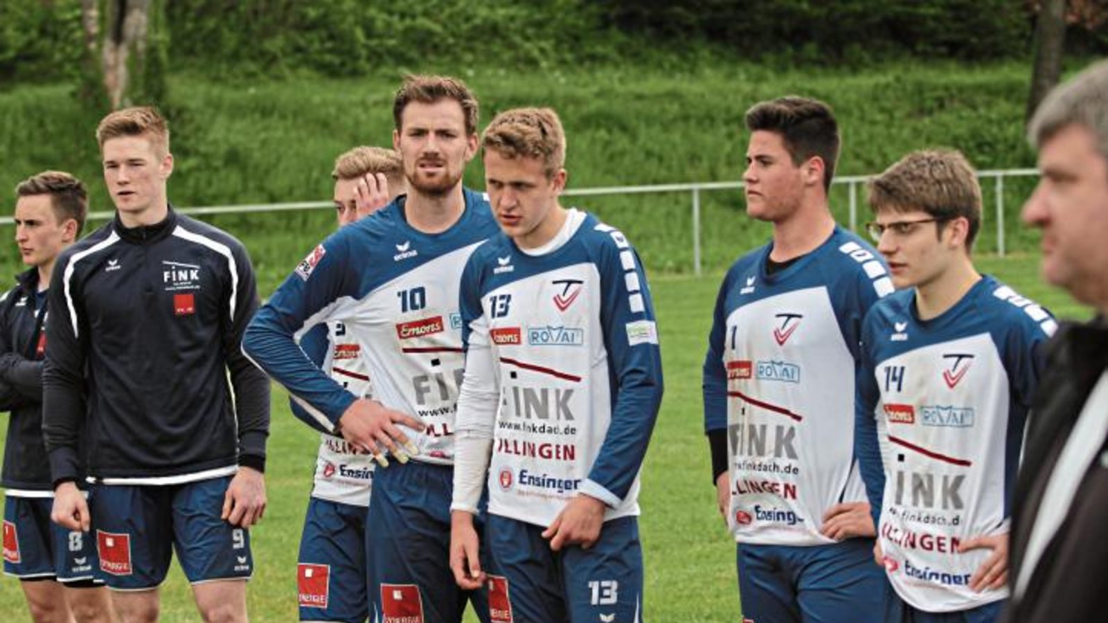 TVV-Trainer Markus Knodel (von rechts) geht die Partie gegen den TV Augsburg unter anderem mit Jakob Kilpper, der nach seinen Prüfungen wieder zur Verfügung steht, Michael Knodel, Tobias Maurer, Tobias Knodel, Maximilian Zöhrer, Jakob Mahn und Jacob Jungclaussen an. Foto: Nachreiner TVV-Trainer Markus Knodel (von rechts) geht die Partie gegen den TV Augsburg unter anderem mit Jakob Kilpper, der nach seinen Prüfungen wieder zur Verfügung steht, Michael Knodel, Tobias Maurer, Tobias Knodel, Maximilian Zöhrer, Jakob Mahn und Jacob Jungclaussen an. Foto: Nachreiner