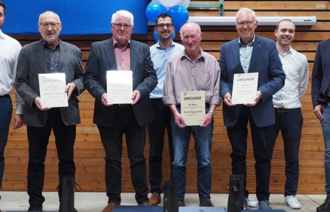 Vorstand Patrick Rottner (links), Schriftführer Marcel Hirsch, Vorstand Pascal Hirsch und Bürgermeister Holger Albrich (rechts) mit den für 60 Jahre Vereinszugehörigkeit Geehrten (mit Urkunde von links): Günther Oehler, Heinz Hirsch, Paul Hangstöfer, Hans Lorch. <span class='image-autor'>Foto: p</span>