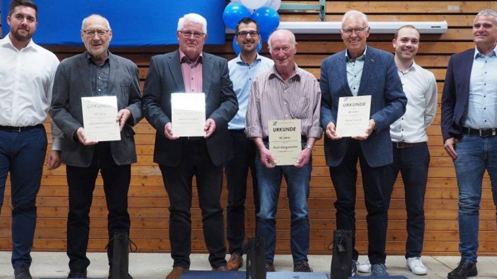 Vorstand Patrick Rottner (links), Schriftführer Marcel Hirsch, Vorstand Pascal Hirsch und Bürgermeister Holger Albrich (rechts) mit den für 60 Jahre Vereinszugehörigkeit Geehrten (mit Urkunde von links): Günther Oehler, Heinz Hirsch, Paul Hangstöfer, Hans Lorch. Foto: p Vorstand Patrick Rottner (links), Schriftführer Marcel Hirsch, Vorstand Pascal Hirsch und Bürgermeister Holger Albrich (rechts) mit den für 60 Jahre Vereinszugehörigkeit Geehrten (mit Urkunde von links): Günther Oehler, Heinz Hirsch, Paul Hangstöfer, Hans Lorch. Foto: p