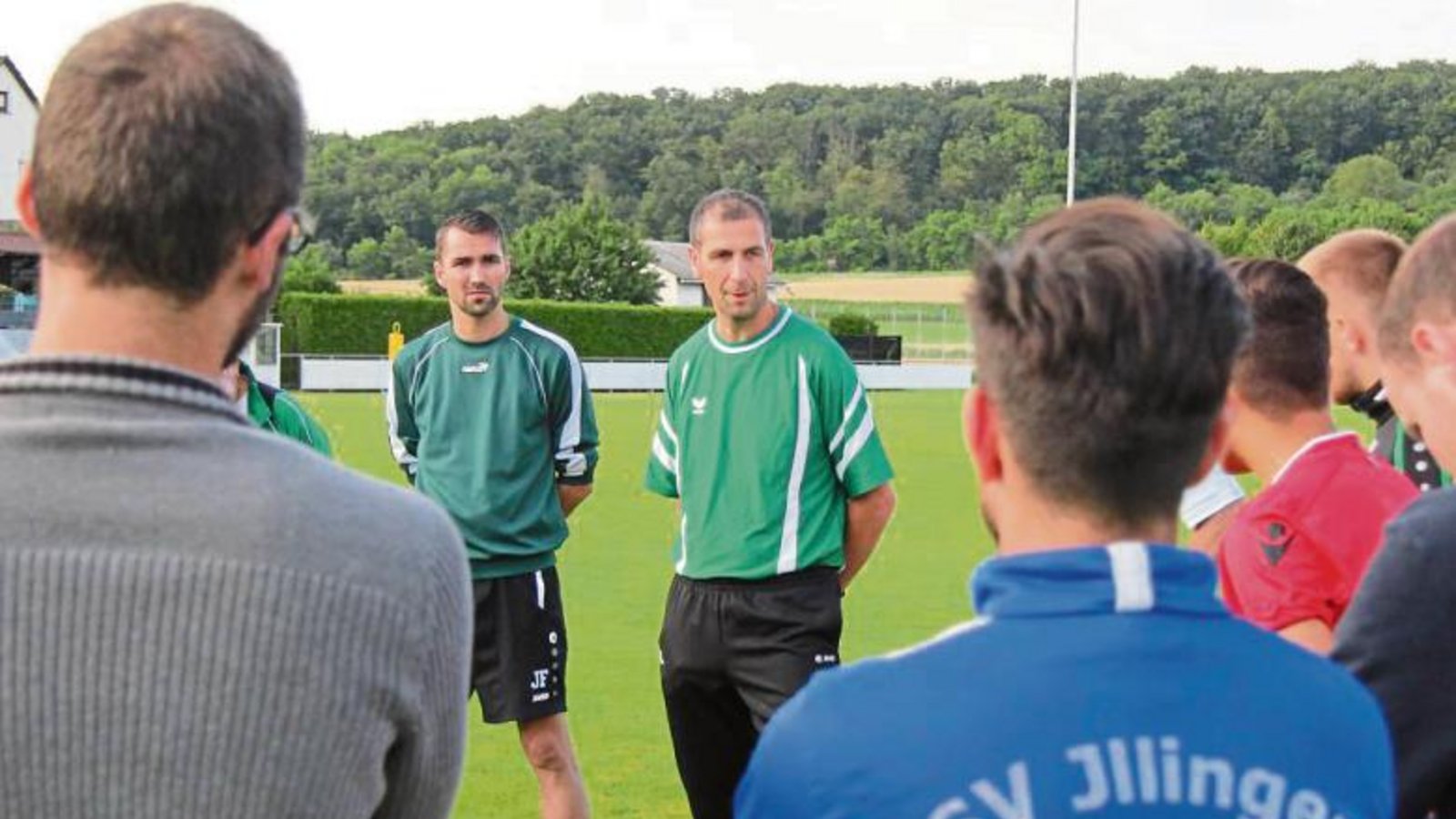 Eine kurze Ansprache des neuen Trainer Klaus Arnold (rechts) und seines Assistenten Jerome Fink (links) – dann ging es bereits an die Bälle. Foto: Nachreiner Eine kurze Ansprache des neuen Trainer Klaus Arnold (rechts) und seines Assistenten Jerome Fink (links) – dann ging es bereits an die Bälle. Foto: Nachreiner
