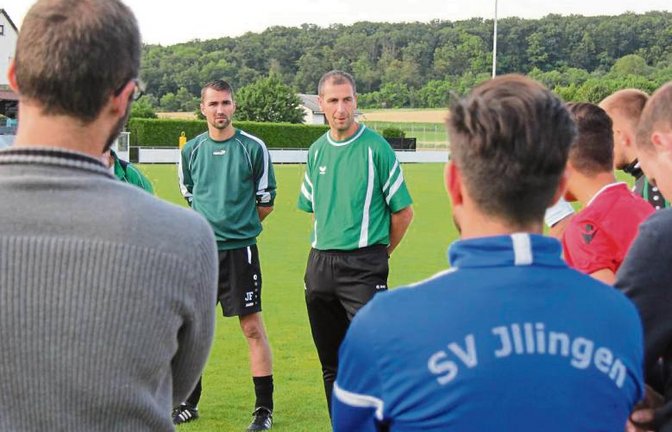 Eine kurze Ansprache des neuen Trainer Klaus Arnold (rechts) und seines Assistenten Jerome Fink (links) – dann ging es bereits an die Bälle. Foto: Nachreiner