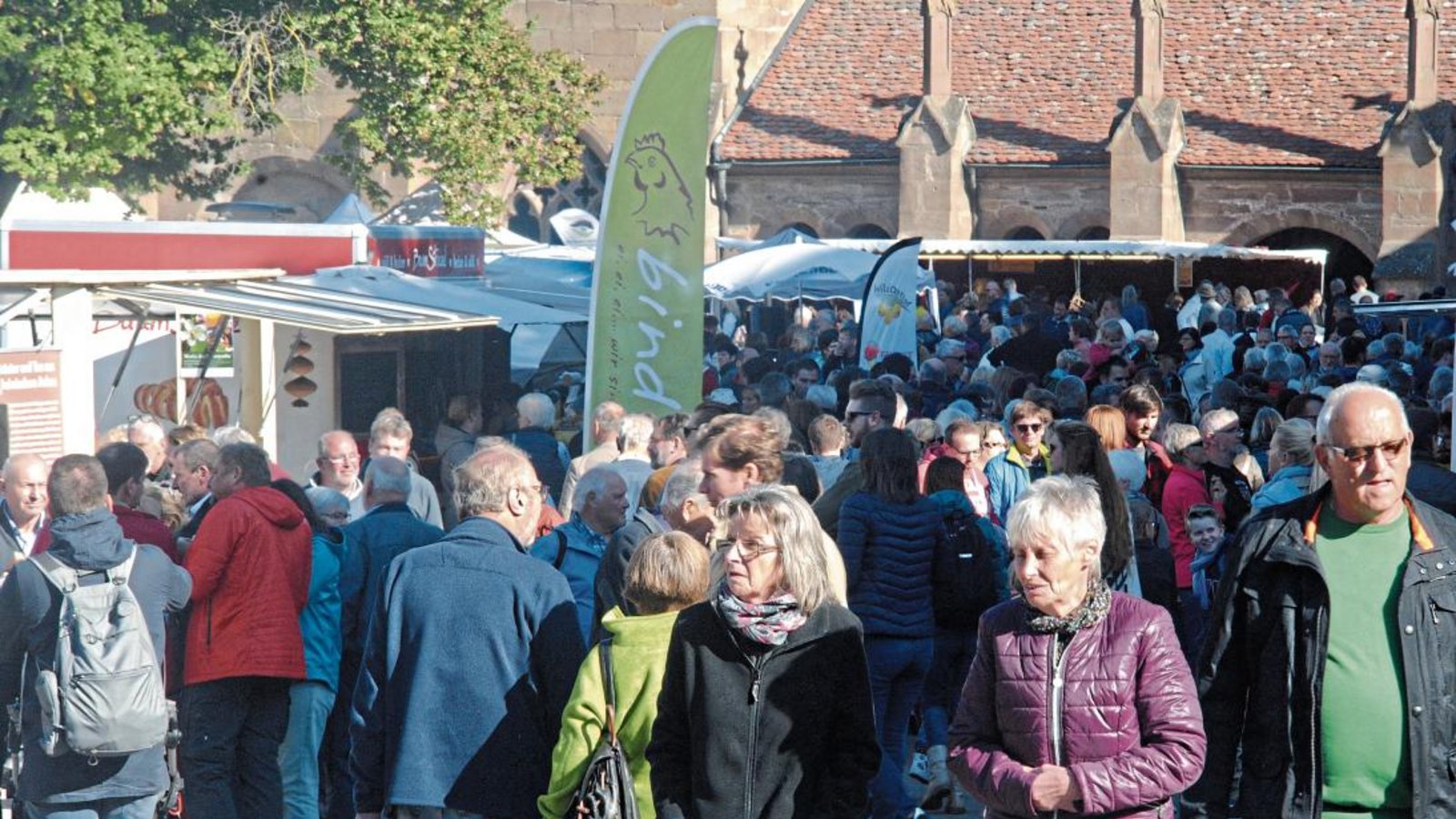 Etwa 10 000 Besucher drängten sich im Maulbronner Klosterhof. Fotos: Stahlfeld Etwa 10 000 Besucher drängten sich im Maulbronner Klosterhof. Fotos: Stahlfeld