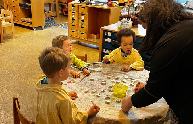 Beim Kinderhaus Sonnenkäfer in Vaihingen laufen die Vorbereitungen für den Vaihinger Weihnachtsmarkt. Die Kinder bemalen bereits eifrig kleine Weihnachtsfiguren, die am Stand angeboten werden sollen.  <span class='image-autor'>Foto: p</span>