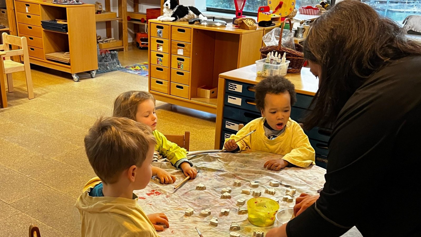 Beim Kinderhaus Sonnenkäfer in Vaihingen laufen die Vorbereitungen für den Vaihinger Weihnachtsmarkt. Die Kinder bemalen bereits eifrig kleine Weihnachtsfiguren, die am Stand angeboten werden sollen.  Foto: p