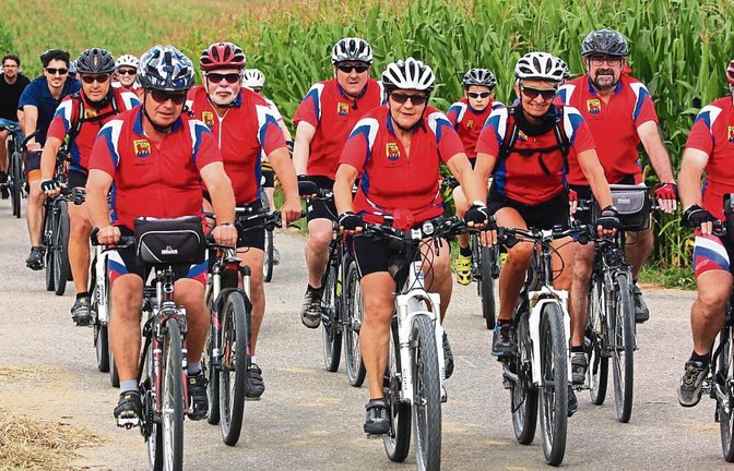 Der Radsportverein Vaihingen führt den Radlertross durch das Weitfeld an. Fotos: Küppers/Arning/Bögel