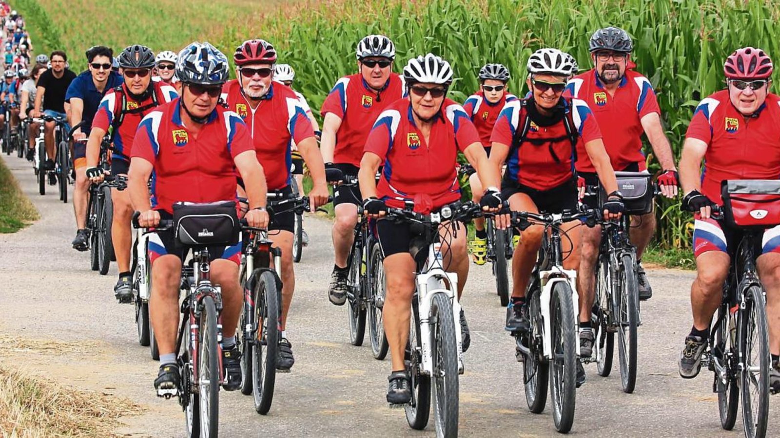 Der Radsportverein Vaihingen führt den Radlertross durch das Weitfeld an. Fotos: Küppers/Arning/Bögel