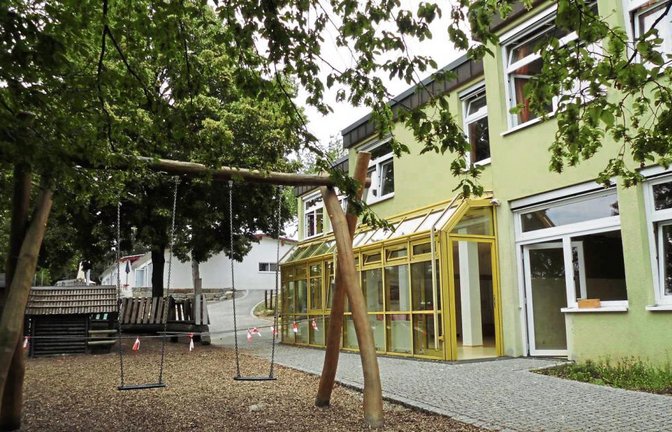 Der Kindergarten in der Eichendorffstraße – hier im Untergeschoss gab es den Wasserschaden. Hinten der große Baum, dessen Wurzeln den Schaden verursacht haben. Foto: p