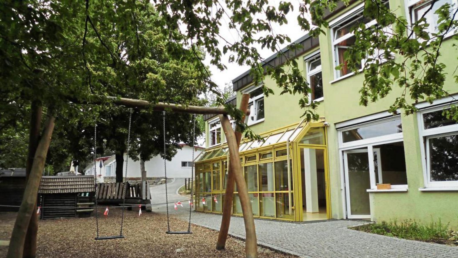 Der Kindergarten in der Eichendorffstraße – hier im Untergeschoss gab es den Wasserschaden. Hinten der große Baum, dessen Wurzeln den Schaden verursacht haben. Foto: p Der Kindergarten in der Eichendorffstraße – hier im Untergeschoss gab es den Wasserschaden. Hinten der große Baum, dessen Wurzeln den Schaden verursacht haben. Foto: p