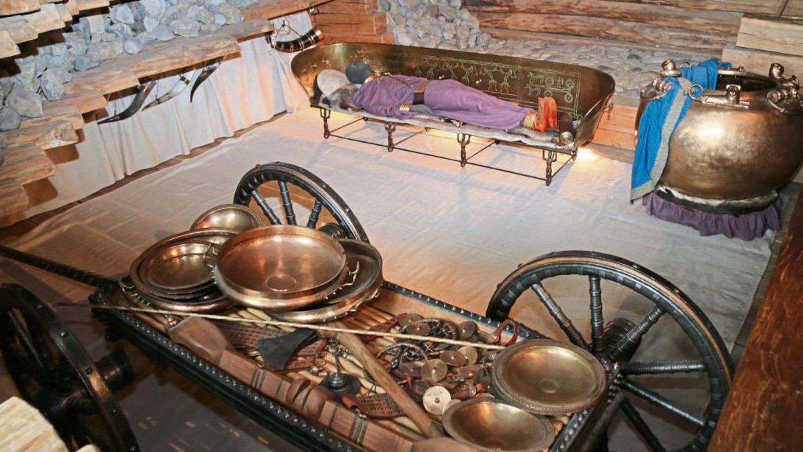 Herzstück des Keltenmuseums: die Rekonstruktion der Grabkammer. Herzstück des Keltenmuseums: die Rekonstruktion der Grabkammer.
