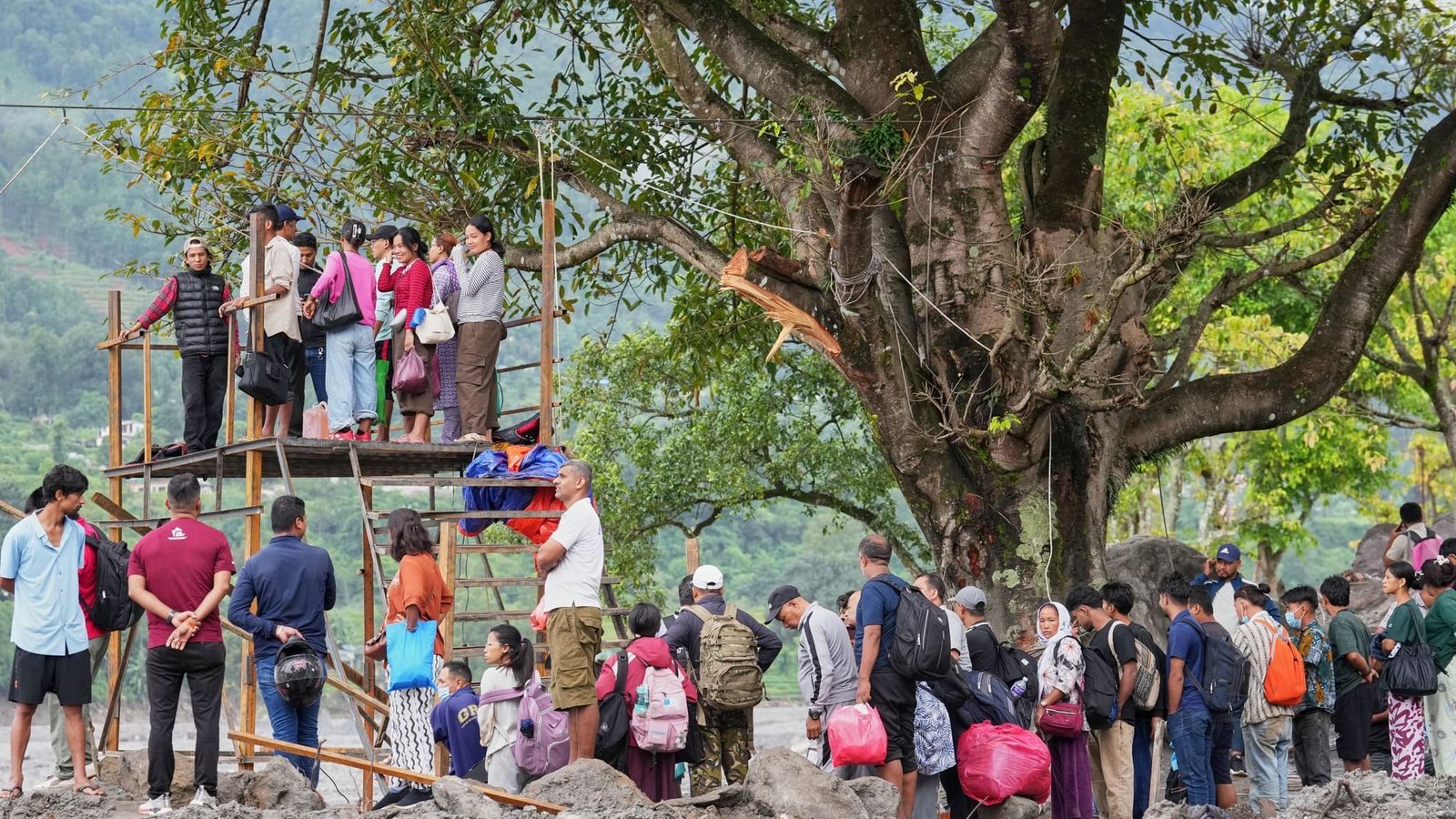 Menschen im Katastrophengebiet in Nepal warten darauf, in eine provisorische Seilbahn besteigen zu können.Rajesh Kumar Singh/AP/dpa Menschen im Katastrophengebiet in Nepal warten darauf, in eine provisorische Seilbahn besteigen zu können.Rajesh Kumar Singh/AP/dpa