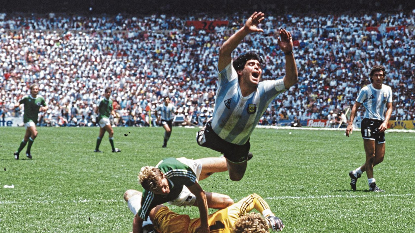 Diego Maradona war ein begnadeter Fußballer – und ein ausgekochtes Schlitzohr: Im Finale der WM in Mexiko 1986 versuchte er (Mitte oben) mit einer spektakulären Schwalbe einen Elfmeter zu schinden. Der Pfiff blieb aus, Maradona wurde dennoch mit Argentinien Weltmeister. Foto: ddp