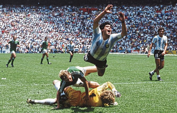 Diego Maradona war ein begnadeter Fußballer – und ein ausgekochtes Schlitzohr: Im Finale der WM in Mexiko 1986 versuchte er (Mitte oben) mit einer spektakulären Schwalbe einen Elfmeter zu schinden. Der Pfiff blieb aus, Maradona wurde dennoch mit Argentinien Weltmeister. Foto: ddp