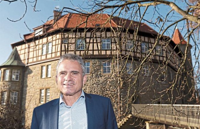 Holger Albrich freut sich über die gelungene Renovierung des Schlosses, in dem sein Dienstsitz ist.