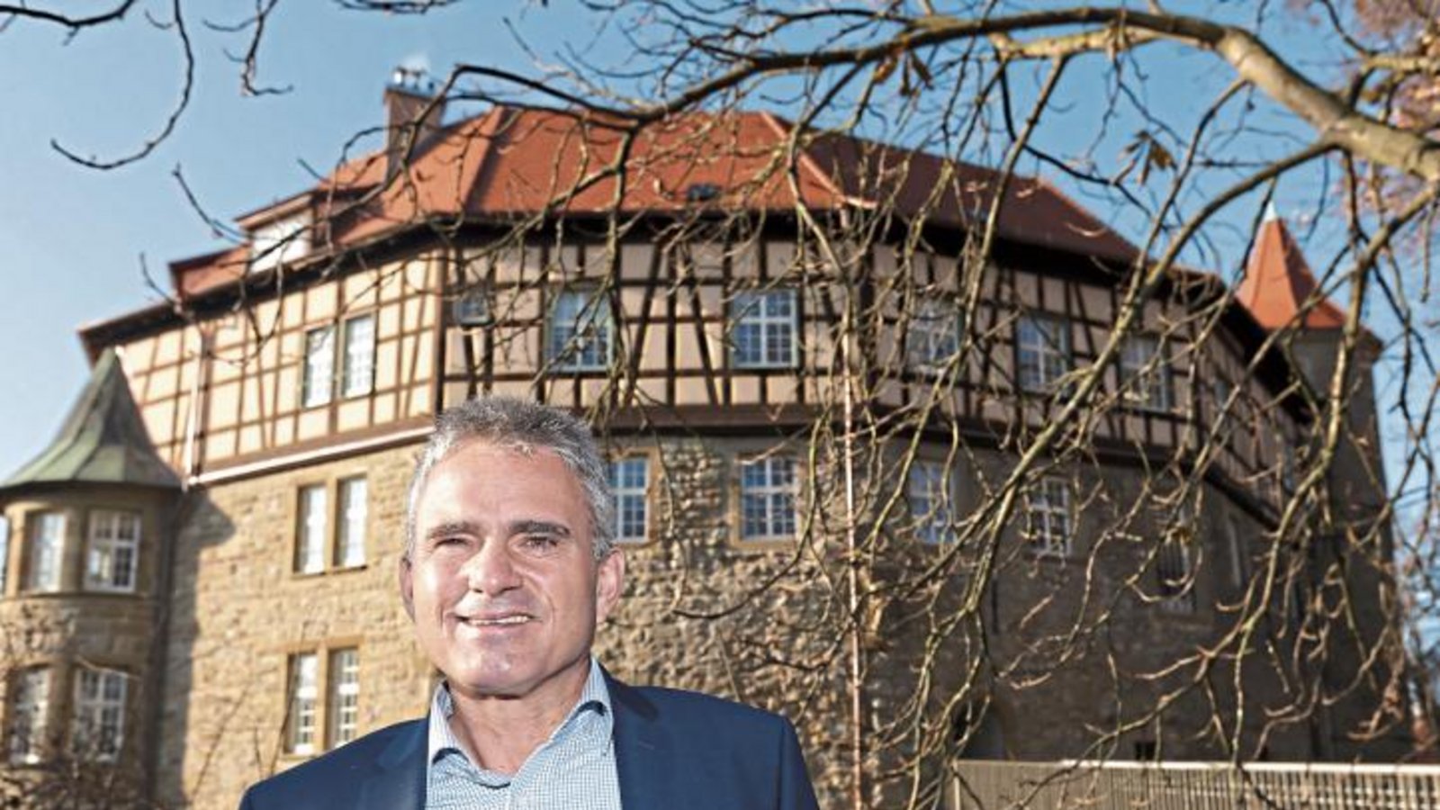 Holger Albrich freut sich über die gelungene Renovierung des Schlosses, in dem sein Dienstsitz ist.