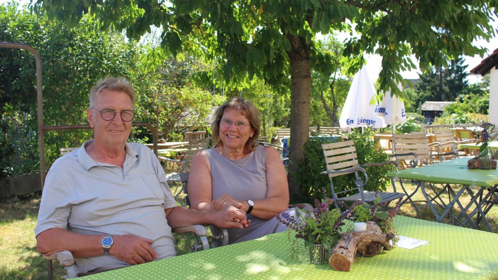Eine kleine Oase im historischen Kern von Degerloch: Das Betreiberehepaar Barbara Knobloch-Wolfrum und Thomas Wolfrum in Ihrem Garten, in dem einige Wochen eigene Weine und kleinere Speisen serviert werden.Caroline Holowiecki Eine kleine Oase im historischen Kern von Degerloch: Das Betreiberehepaar Barbara Knobloch-Wolfrum und Thomas Wolfrum in Ihrem Garten, in dem einige Wochen eigene Weine und kleinere Speisen serviert werden.Caroline Holowiecki